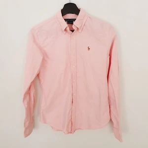Ralph Laurén-Skjorta Slim Fit - En oanvänd skjorta som är superfin. I nyskick. Rosa och i modellen "Slim Fit", storlek 2. Skickas via post, frakt ingår i priset. 