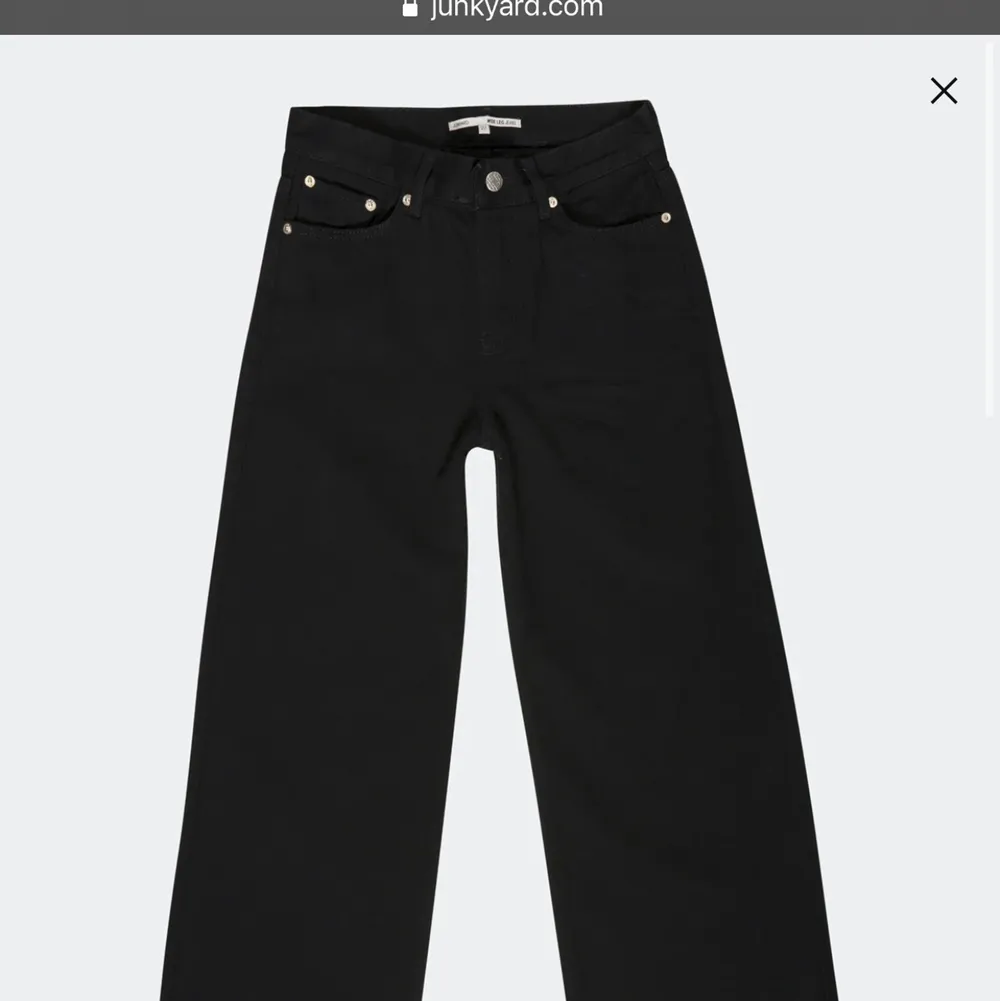 Coola jeans ifrån Junkyard! Dem är i modellen Wide leg jeans i storlek 32. Säljes pga att dem inte kommer till användning, skriv privat för mer bilder! Köparen står för frakt<3. Jeans & Byxor.