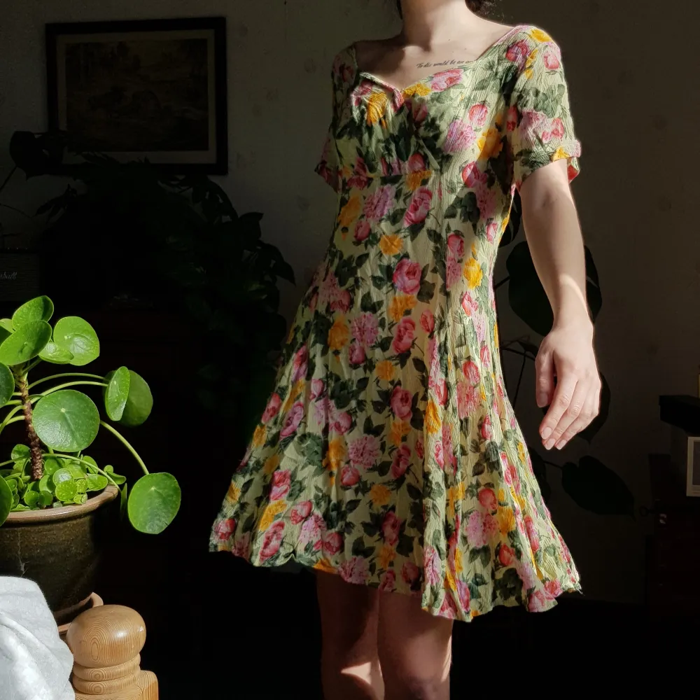 Retro klänning från gamla H&M. 🌸🌼🦋 I fint skick. I storlek M.. Klänningar.