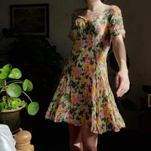 Retro klänning från gamla H&M. 🌸🌼🦋 I fint skick. I storlek M.