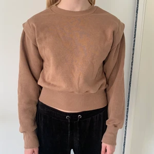 Tröja från Gina Tricot - Supertrendig beige tröja från Gina Tricot. Strl S. Resor i midjan och fina detaljer vid axlarna. Använd ett fåtal gånger men tyvärr en liten fläck på ärmen. Bara att fråga om fler bilder. Priset går att diskuteras🌼🌼