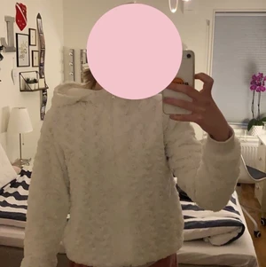 Fluffig och vit munkjacka med luva! - En fluffig munkjacka som är använd ett fåtal gånger. Den är i fint skick och har inga slitningar m.m. Den är i storlek 170 (barn) och är sann till storleken. Den har en stor luva och en dragkedja. Den värmer gott både på den kyliga vinterdagen som på den sena sommarkvällen! 💖