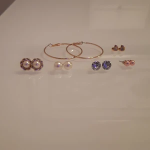 Örhängen - Hej!🌸 säljer hellt nya örhängen som kom idag från shein råka bästela två pack så säljer en av mina pack!🙂 ! Bra pris💖  inte använda!