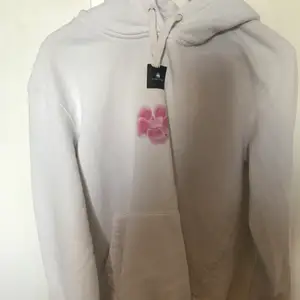 As snygg hoodie med en blomma för fram och bak säljer för får ej användning av❤️ den är i storlek s