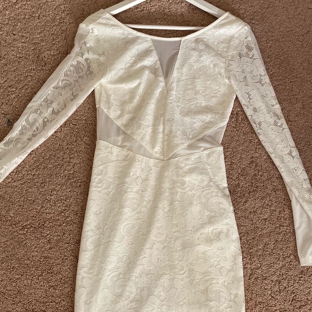 Denna klänning är vit och kan användas till avslutningar för tex skola eller studenten! Den har använts 1 gång och har en V-ringad form i ryggen💜 Storlek: M (sitter som M) Köpte klänningen på Nelly.com för 350kr💜. Klänningar.