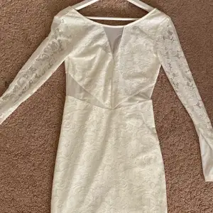Denna klänning är vit och kan användas till avslutningar för tex skola eller studenten! Den har använts 1 gång och har en V-ringad form i ryggen💜 Storlek: M (sitter som M) Köpte klänningen på Nelly.com för 350kr💜