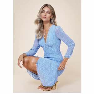 Adoore klänning  - Intressekoll på min Adoore klänning. Använd endast en gång, därmed i mycket fint skick. Perfekt klänning till sommar och vår! Nypris ligger på ca 1400kr☺️ 