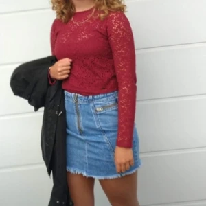 Unik jeanskjol  - Hej! Säljer nu min superfina minikjol från NA-KD. Den är i ett fint skick och är endast använd ett fåtal ggr. Kjolen är i strl 38, men tänk på att den är i 100% bomull och har därför väldigt lite streck. Kan mötas upp alt frakta (köparen står för frakten)🤩💜