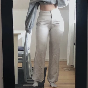 Linnebyxor  - Ljusbeigea linnebyxor från en gammal kollektion av H&M. Superfint skick! Storlek 38. Högmidja raka ben. Jag är 172 cm och har vanligtvis storlek 40. Går enkelt att sy upp om man är kortare :)