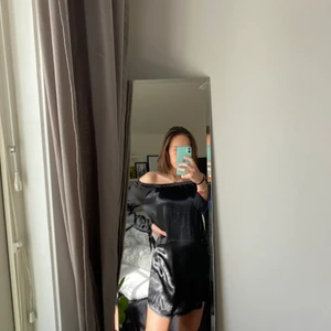 Off shoulder klänning  - Svart off shoulder klänning i silke från NELLY med fina knyt dtaljer i ärmarna. Superfin att ha ett bälte i midjan eller som den är. Skön och luftig klänning använd 1 gång. Storlek S och normal i storleken. Köpt för ca 250 kr säljer för 120 + frak (som köparen står för)☺️🍃💞