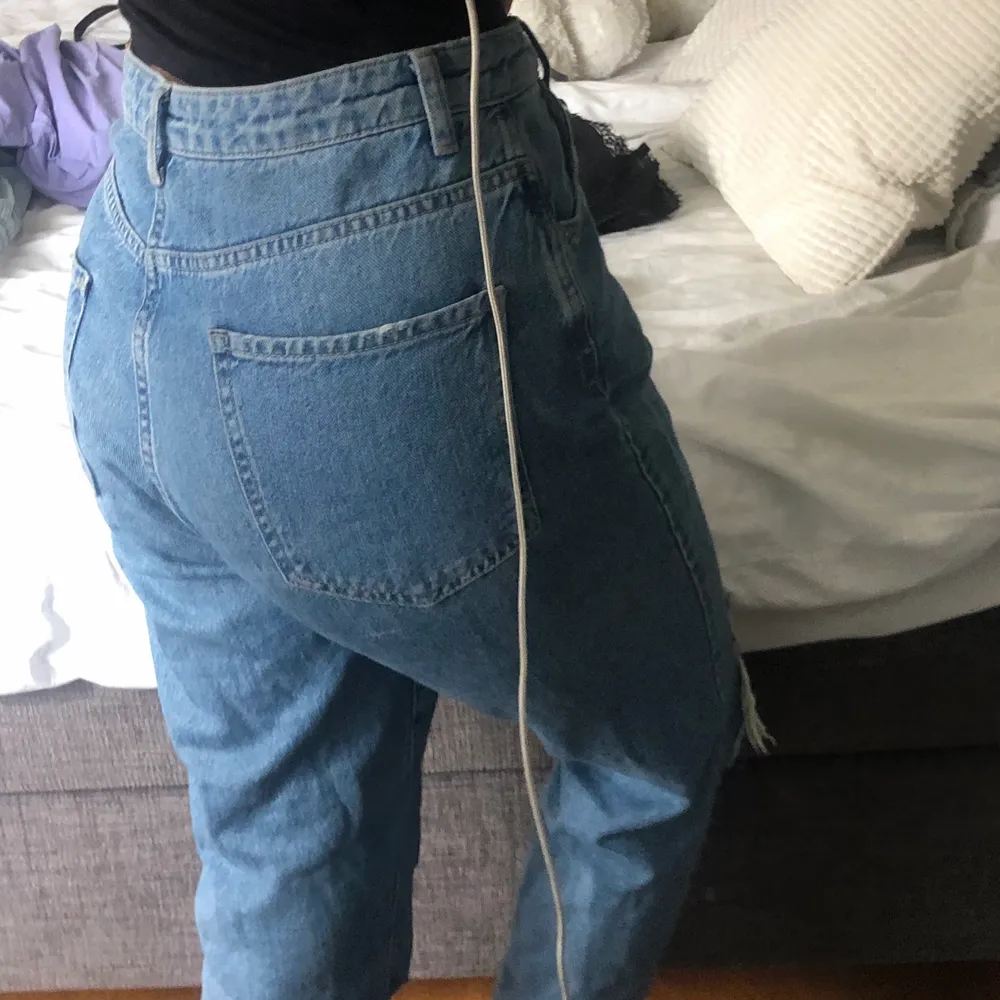 Håliga jeans från Gina. Köpta för många år sen. Mom jeans som är mycket fina. Säljer pga att dem är för stora för mig. Väl använda men i mycket bra skick. Frakt - 60 kr. Jeans & Byxor.