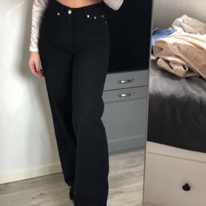 Svarta jeans - Grymt snygga svarta jeans från Junkyard!!🤩😋