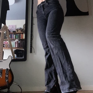 Jeans från pull and bear - Säljer mina favorit jeans från pull and bear eftersom jag tyvärr växt ur de:( de är svarta med en slits på innersidan längst ned, sitter perfekt i längden på mig som är 170 cm. Inga defekter överhuvudtaget och de är snålt använda, köpta för 400💕
