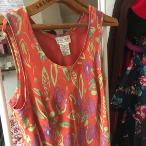 Söt klänning! - Jättegullig klänning, köpt på beyond retro men tyvärr inte kommit till användning. Står inga storlekar men skulle gissa att den passar S-M! Jättefint å rätt tungt material! 80kr + frakt