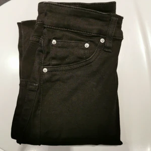 Jeans "Snake". XS - Aldrig använda. Säljes då dem är för små. Storlek XS. Samfraktar gärna. Frakt 69kr. Swishbetalning