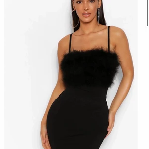 Tightskläning svart  - En Svart ”miniklänning” Med Fluff över bysten. Sitter tight och är i storlek 38🥰 Kommer inte till användning! Om man undrar något så är det bara att skriva till mig!💞 Köptes för 270kr säljes för 190🥰(Lånade bilder, kom privat för egna!)