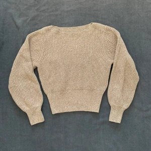 Croppad stickad tröja  - supersöt beige stickad tröja från NAKD, croppad model med ballongarmar 🧸