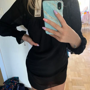 Klänning - Tunt skönt material. Aldrig använd, prislapp finns kvar. Frakt ingår i priset