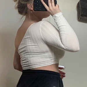 Vit enarmad tröja - Sjukt snygg vit ribbad enaxlad tröja, knappt använd