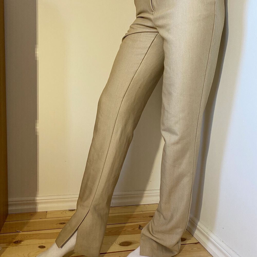 Kostymbyxor från NAKD, beige, storlek 32 (passar även 34 vilket jag själv har), en knapp trasig men går fortfarande att stänga med hjälp av spännet som finns . Jeans & Byxor.