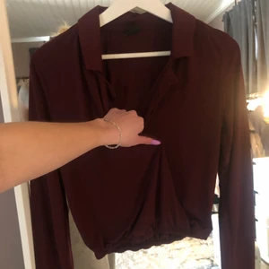 Skjortliknande blus - Superfin blus i mörklila färg 💜 Rekomenderar att man kanske sätter en säkerhetsnål vid brösten så kan man visa precis så mycket som man själv vill. Resor i midjan så man även där kan placera den där man tycker är snyggast och skönast. Från Gina. Passar även S💜