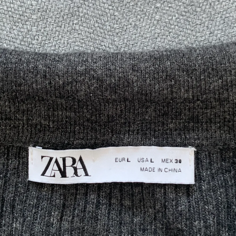 svart/mörkgrå topp från Zara med krage och ribbat material <33 väldigt fin både knäppt o uppknäppt!! den är markerad som en size L men skulle säga att den passar mer som S 💝 . Tröjor & Koftor.