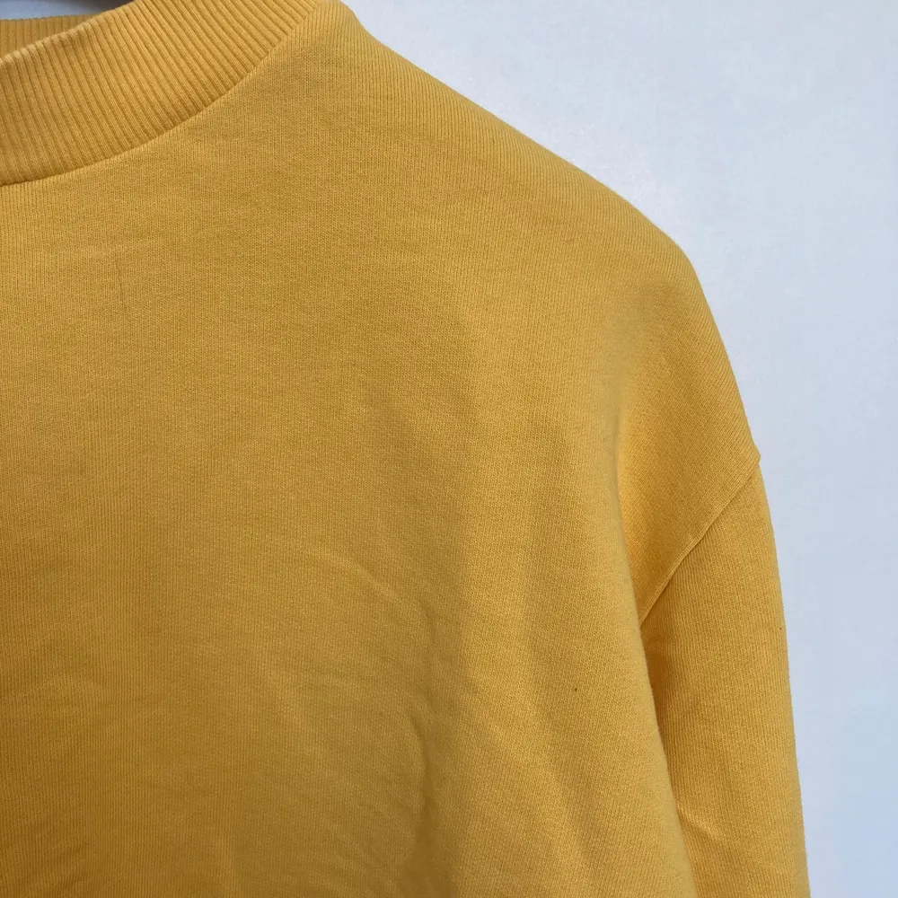 Vanlig gul tröja från NAKD X Josefine Ekström i croppad modell. . Tröjor & Koftor.
