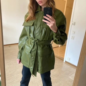 Safarijacka Grön Skinnjacka Fuskskinn  - Supersnygg jacka från H&M som endast är testad💚💚💚 Tyvärr fel storlek, men är du som jag 34/36 och gillar oversize passar den perfekt!! Storleken är Medium. Frakt 66kr💌 Eller hämtas hos mig på Södermalm🦋