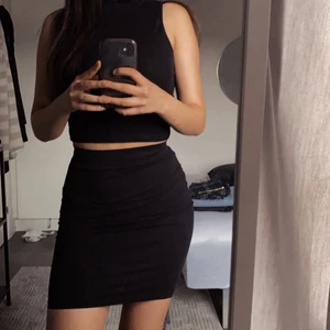 Kjol - En svart tajt kjol som jag har använt 2 gånger!