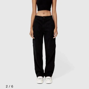 Cargobyxor - Asfina cargopants från stradivarius, köpte dock fel storlek😪 använda en gång men i absolut nyskick! Modellen på byxorna framhäver midja och rumpa så fint! Köpare står för frakten