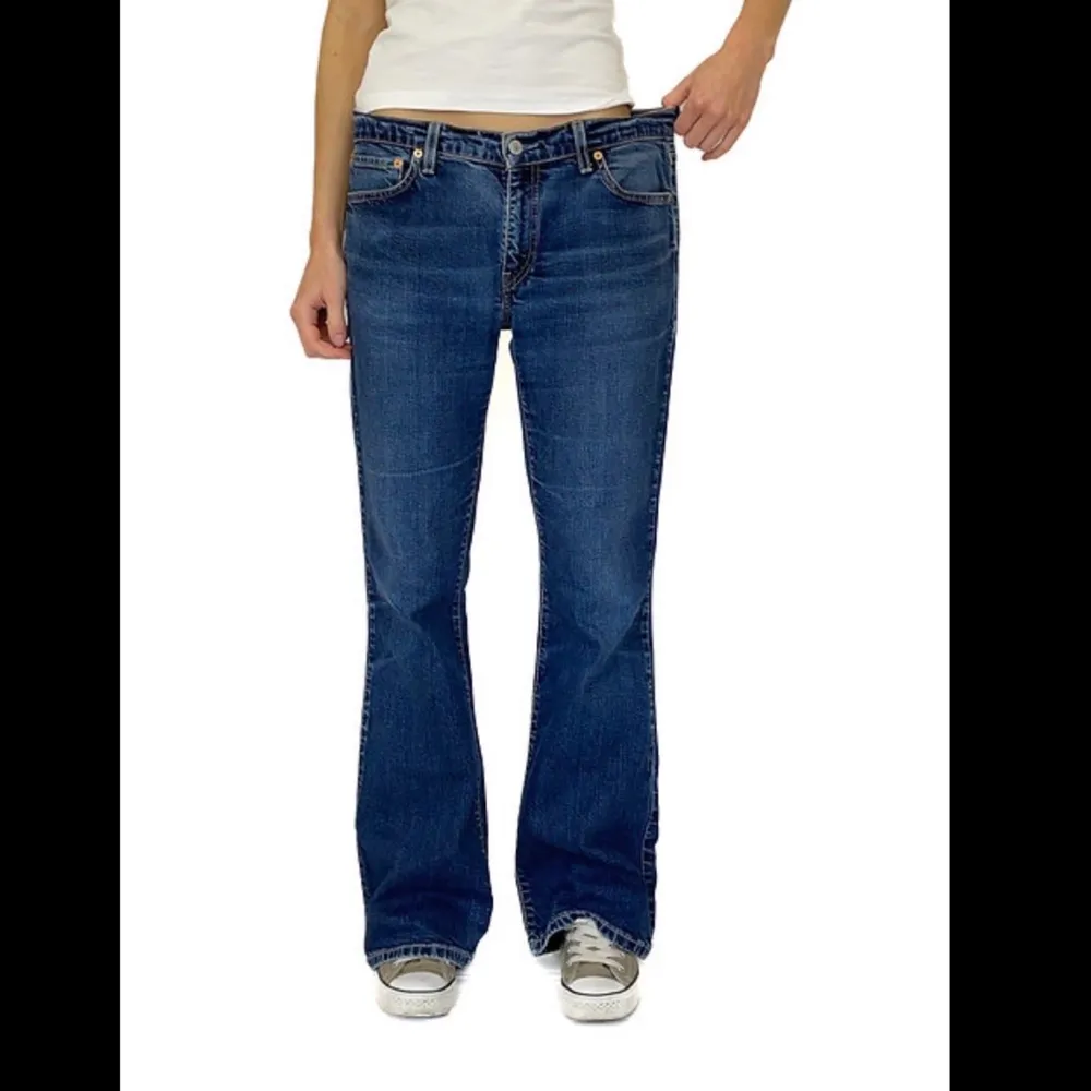 Snygga blåa lågmidjande bootcut jeans från Levis i storlek W31 L32!!! Köpta från Relow (Jag är 170cm) Fråga för mer info :) (Är inte helt säker om jag säljer det💞). Jeans & Byxor.