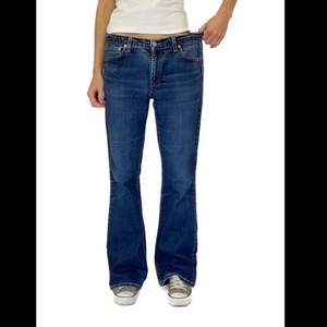 Snygga blåa lågmidjande bootcut jeans från Levis i storlek 36-38 !!! Köpta från Relow (Jag är 170cm) Fråga för mer info :)