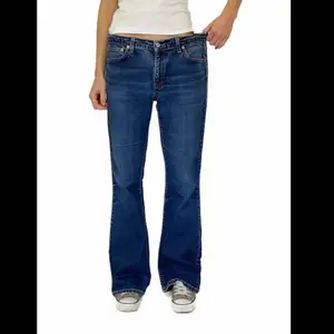 Snygga blåa lågmidjande bootcut jeans från Levis i storlek W31 L32!!! Köpta från Relow (Jag är 170cm) Fråga för mer info :) (Är inte helt säker om jag säljer det💞)