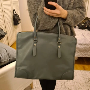 Weekendbag  - Blå weekendbag med axelrem och handtag 