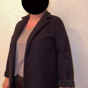 Säljer en kappa i färgen svart och den är i storleken M. Kappan är ifrån Zara. 