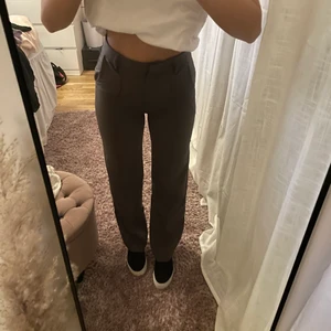 Gråa kostymbyxor - Jättefina mörkgrå kostymbyxor från madlady som är använda några få gånger. Storlek xs, längd 30. Jag är 163 och längden är perfekt. Skulle säga att storleken passar en S. 