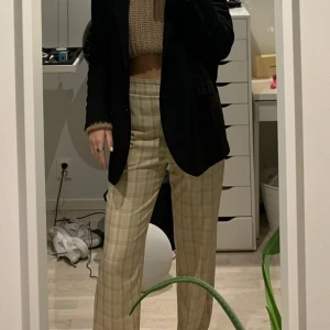 NA-KD byxor - Säljer dessa snygga byxor från NA-KD. Kostymbyxor i rutigt mönster med slits längst ner. Säljer då de ej kommer till användning… (jag är 179cm lång)