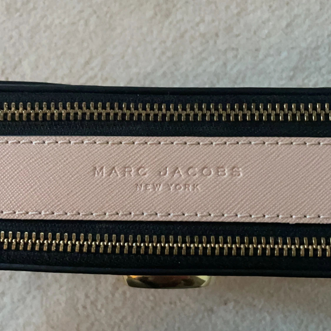 Äkta Marc Jacobs axelremsväska  - 90