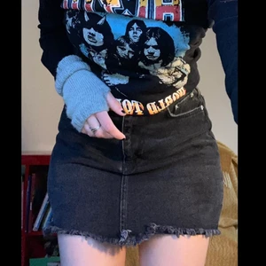 Nakd svart jeanskjol  - Fin svart jeans kjol från nakd köpt för ca ett år sedan har endast andvänt enstaka gånger. Köpare står för frankt 💞