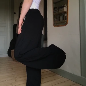 svarta byxor - svarta fladriga byxor i nyskick från gina tricot! helt oanvända, bara testade:) strl 36 men passar mer som en M. lite stretchiga i midjan. jag på bilden är 160 och brukar ha S och strl 27,28 i byxor. Kan skicka fler bilder eller mått vid begäran. Om fler är intresserade blir det budgivning. Kolla gärna in mina andra annonser, samfraktar gärna🐅