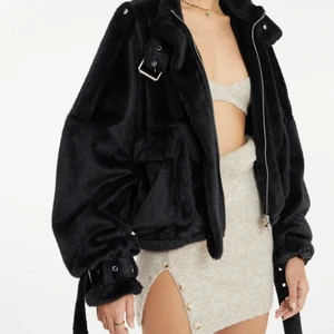 RUVE Jacka - Kan skicka flera bilder. Aldrig använd, fast kom med 1 trasig knapp.                   Orginal pris 1550:- Slutsåld på hemsidan.