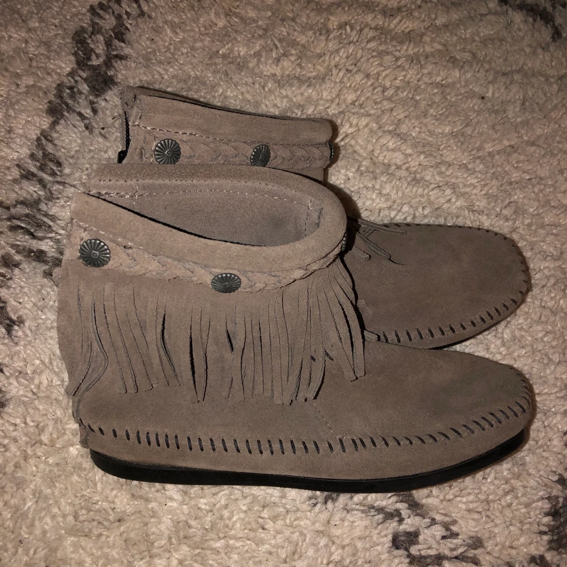 Minnetonka grå strl:36  - 90