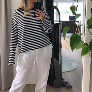 Randig tröja  - Säljer denna snygga randiga tröja ifrån monki. Storlek M men skulle säga att den passar S också. 100 kr eller bud.  Köparen står för frakten. (andra bilden är lånad)💖