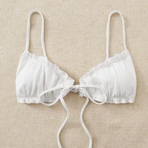 Bikiniöverdel  - Vit bikiniöverdel från Shein i storlek S med uttagbara inlägg. Aldrig använd pga passar ej. Nypris 69kr, säljer för 25kr. 