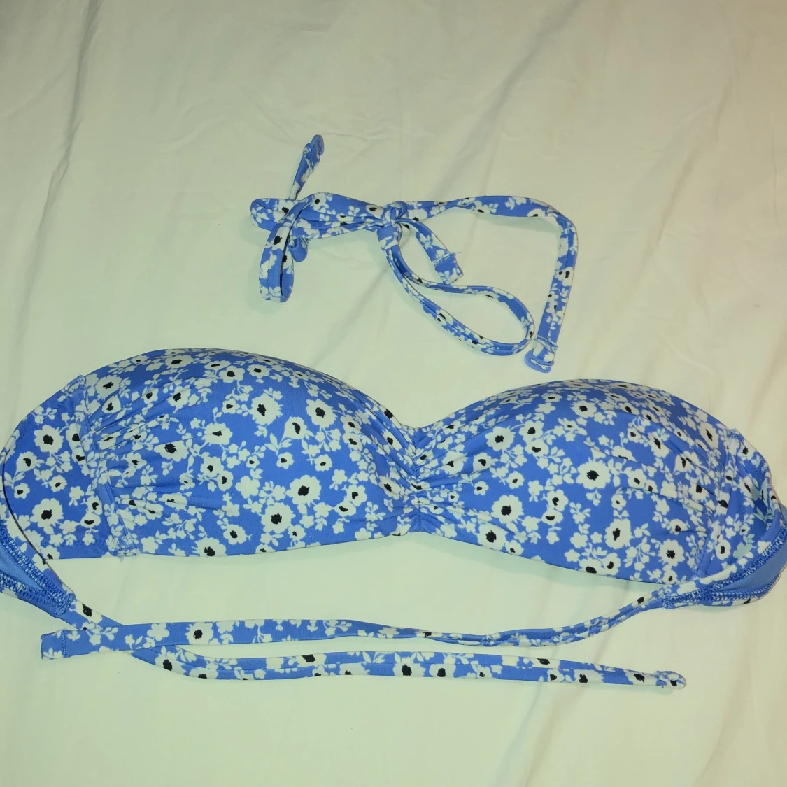 Blommig bikiniöverdel