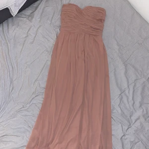 Chiara Forth balklänning  - Rosa balklänning golvlängd. Använd en gång. Perfekt till studentbal eller liknande. Storlek M. Stretch i tyget på ryggen så den passar de flesta. 