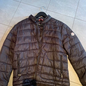Moncler jacka, small - Säljer moncler jacka i storlek small! Jackan är rätt dåligt skick på både tvättlappen och ca 2 hål på armen. Tvättpåse och tag medföljer, mer bilder i dm!