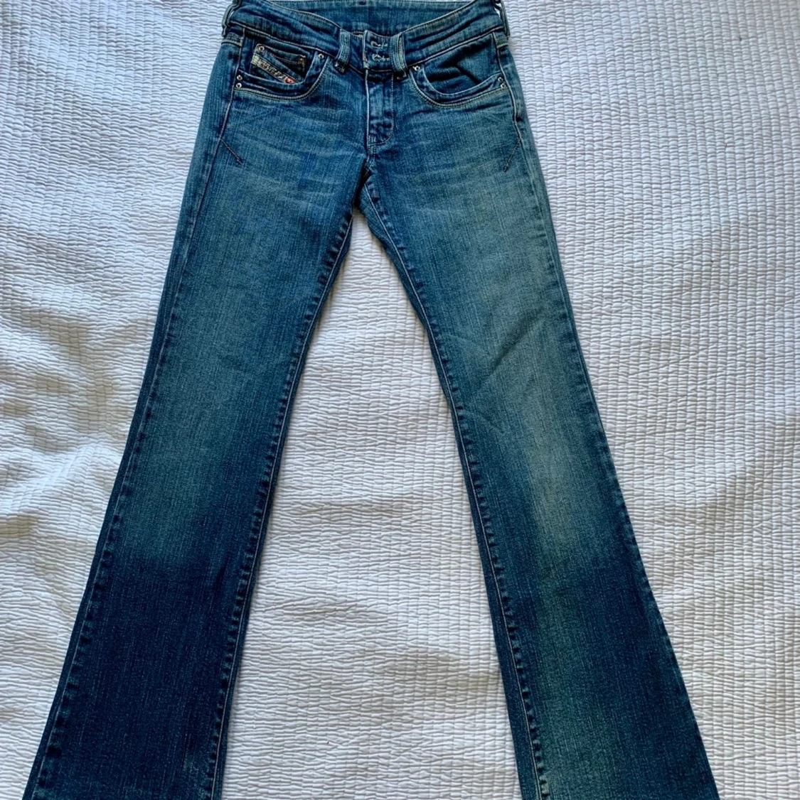 Ett par lågmidjade Diesel jeans i storlek 24/30 - 90