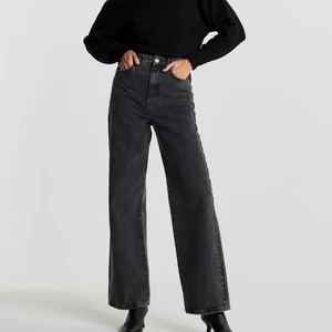 GINA TRICOT JEANS  - Köpta här på plick men aldrig använda av mig. Slitna längst ner. Lite osäker om vilken modell det är men tror det är Idun eller 90s från Gina tricot💖