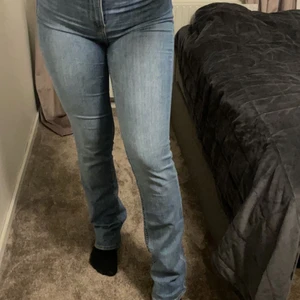 Raka jeans  - Ett par högmidjade blåa raka jeans ifrån HM. Knappt använda.